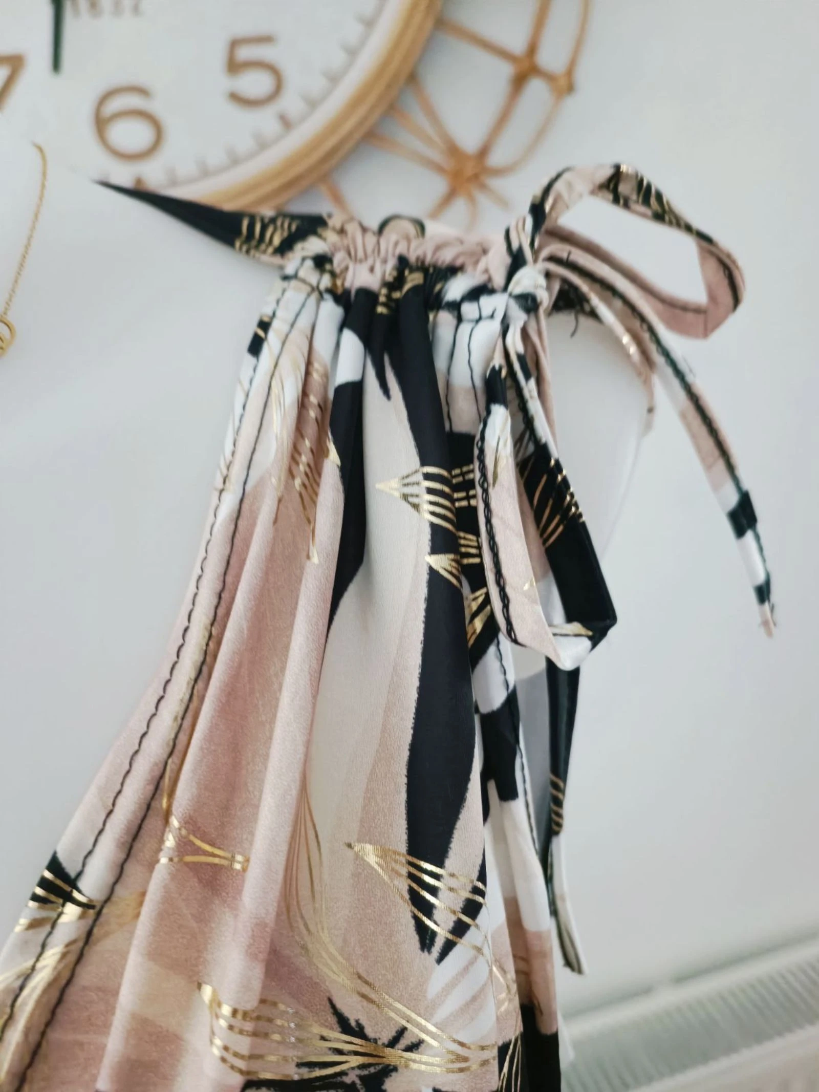 Robe magique noir beige blanc dorée  – photo 4